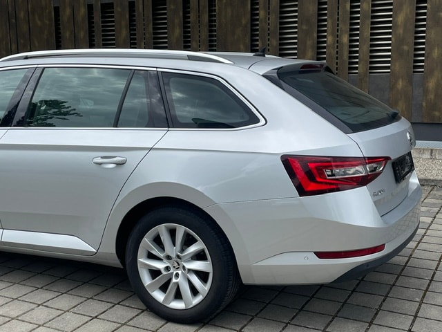 SKODA Superb Combi 2.0 TDi Style-image-7
