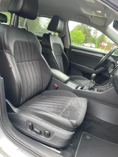 SKODA Superb Combi 2.0 TDi Style-image-22