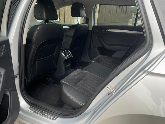 SKODA Superb Combi 2.0 TDi Style-image-25
