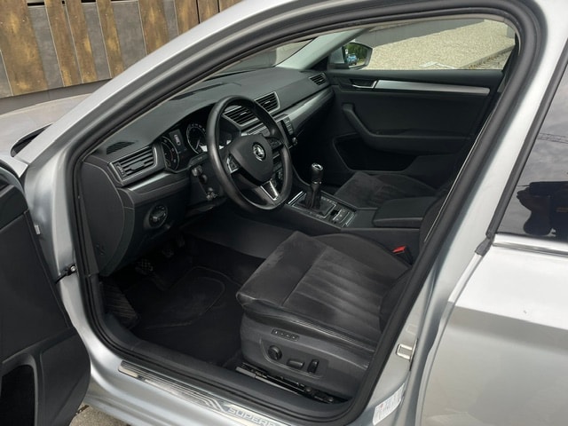SKODA Superb Combi 2.0 TDi Style-image-12
