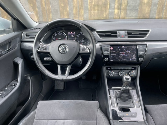 SKODA Superb Combi 2.0 TDi Style-image-15
