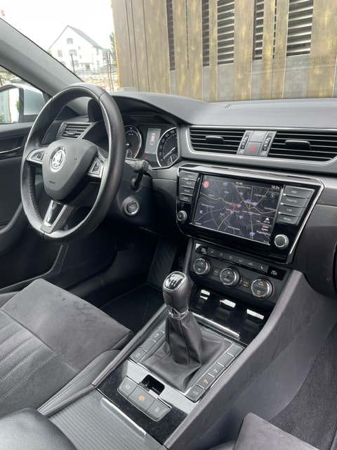 SKODA Superb Combi 2.0 TDi Style-image-17