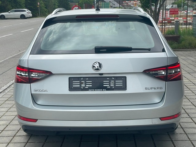 SKODA Superb Combi 2.0 TDi Style-image-8