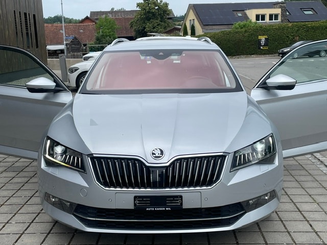 SKODA Superb Combi 2.0 TDi Style-image-3