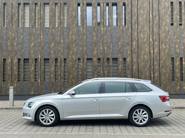 SKODA Superb Combi 2.0 TDi Style-image-5