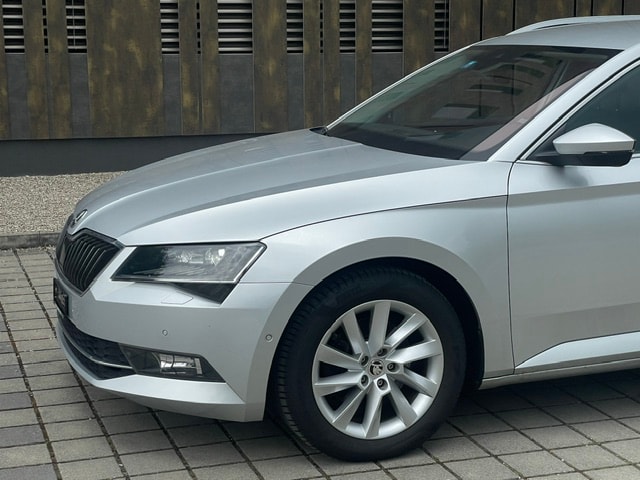 SKODA Superb Combi 2.0 TDi Style-image-6