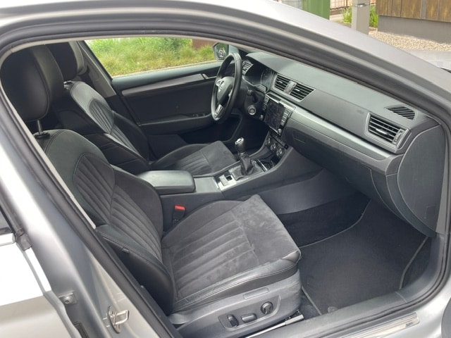 SKODA Superb Combi 2.0 TDi Style-image-21