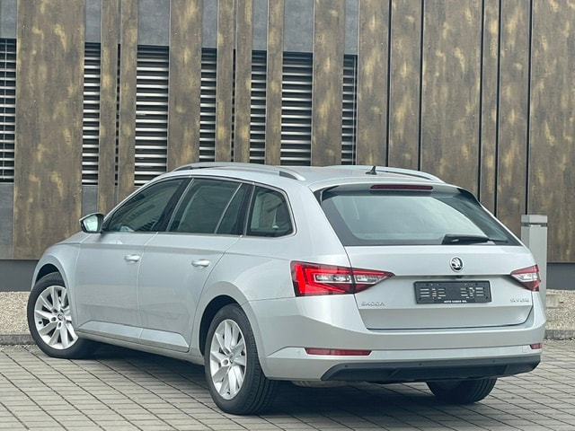 SKODA Superb Combi 2.0 TDi Style-image-11