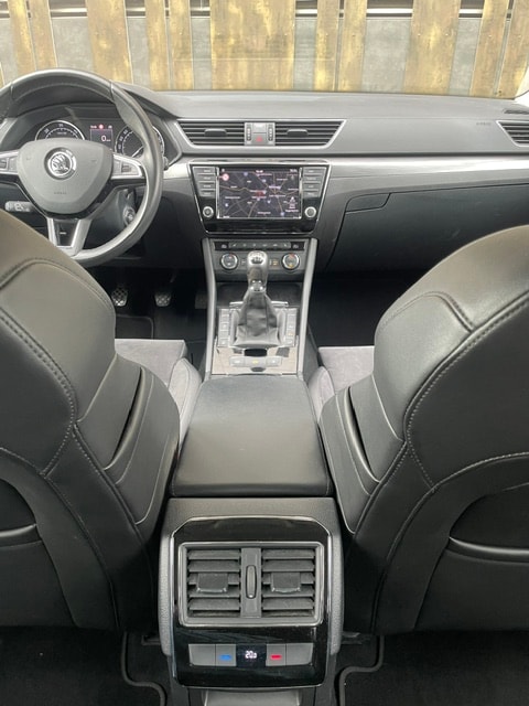 SKODA Superb Combi 2.0 TDi Style-image-19
