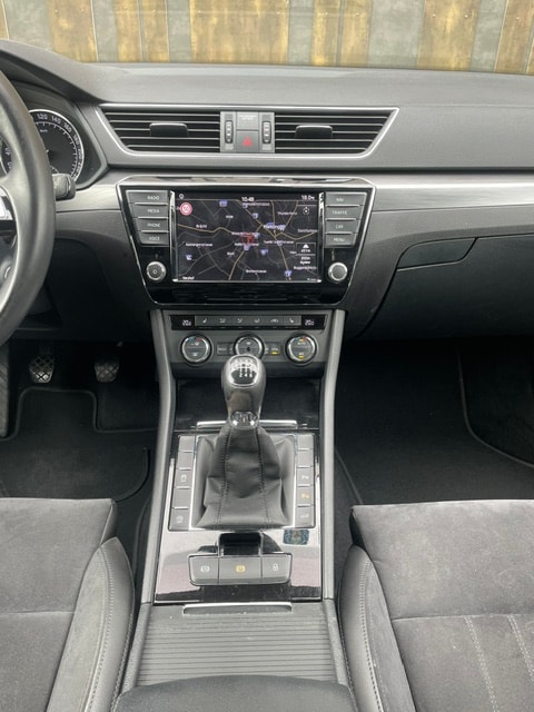 SKODA Superb Combi 2.0 TDi Style-image-18