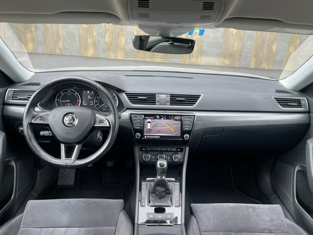 SKODA Superb Combi 2.0 TDi Style-image-14