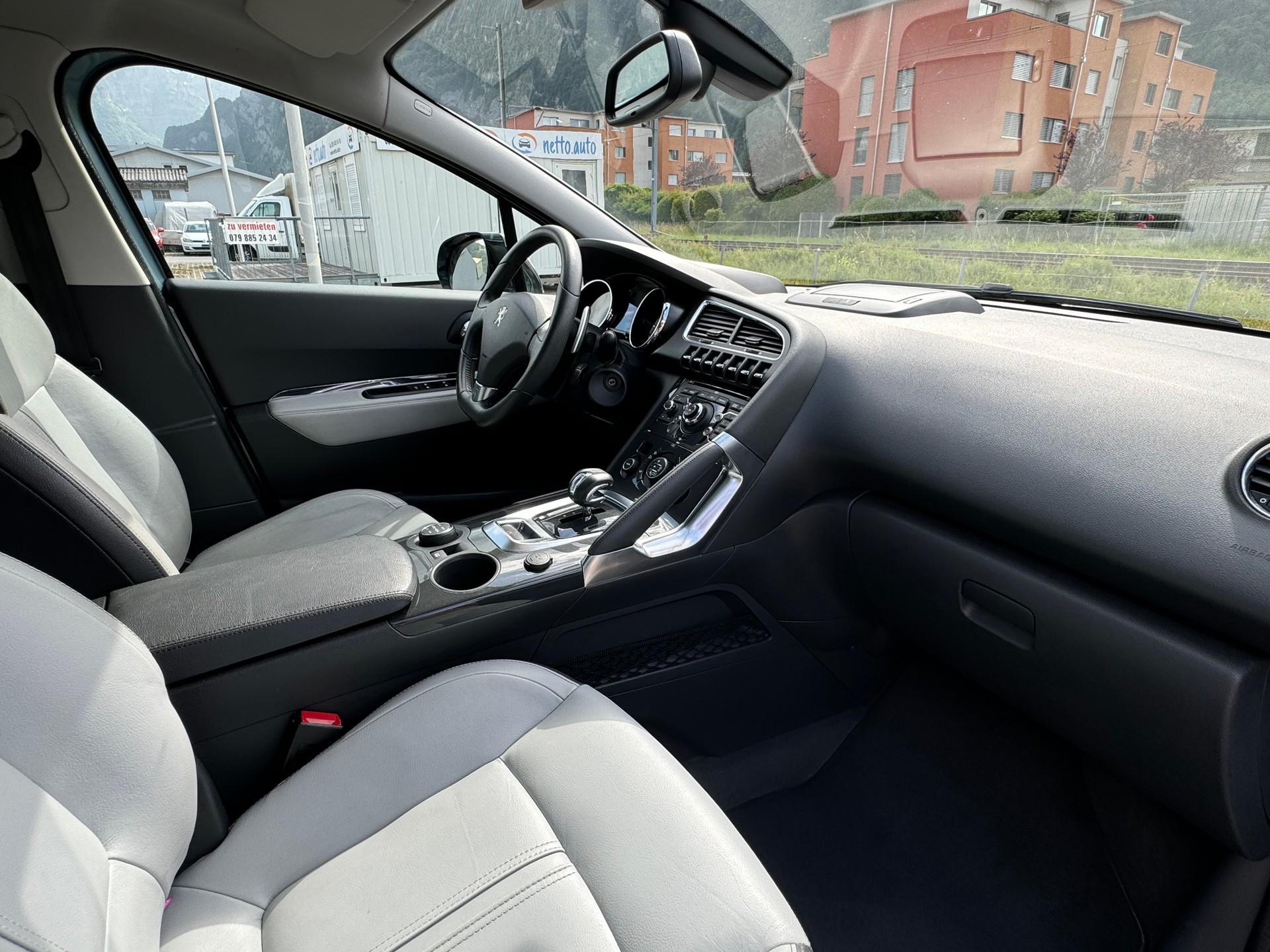 PEUGEOT 3008 HYbrid4 2.0 HDI EGS6-image-9