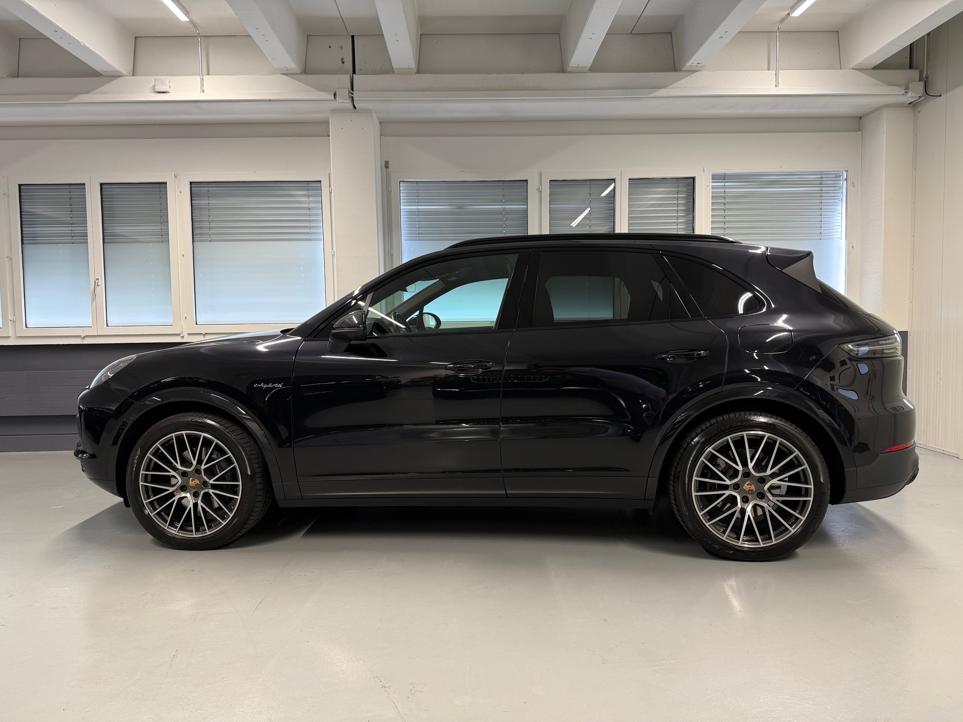 PORSCHE Cayenne E-Hybrid-image-2