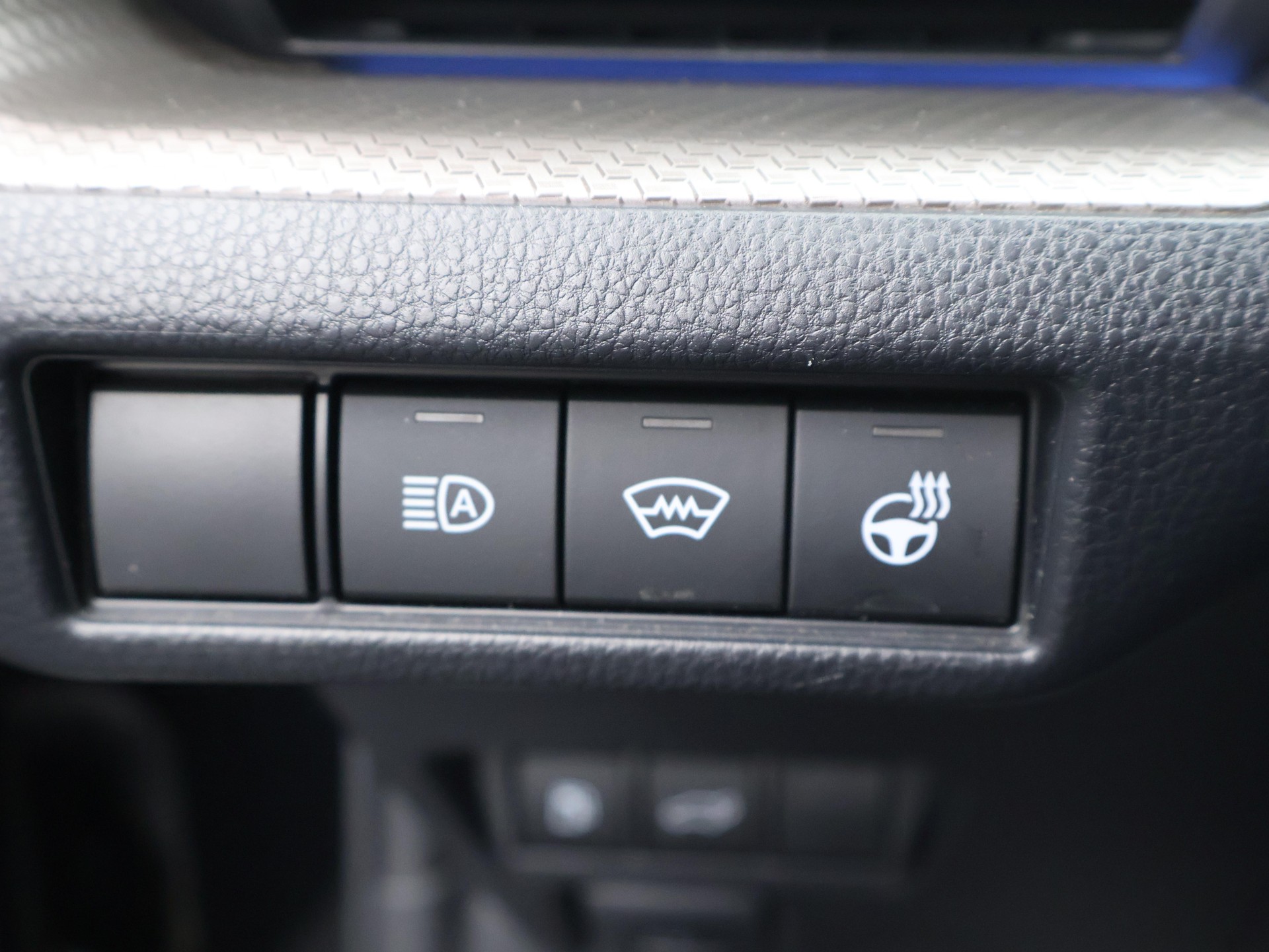 TOYOTA Prius 2.0 Plug-In-Hybrid Premium / Jetzt Leasing ab 0.99% oder Cash-Prämie CHF 3'000.00-image-15