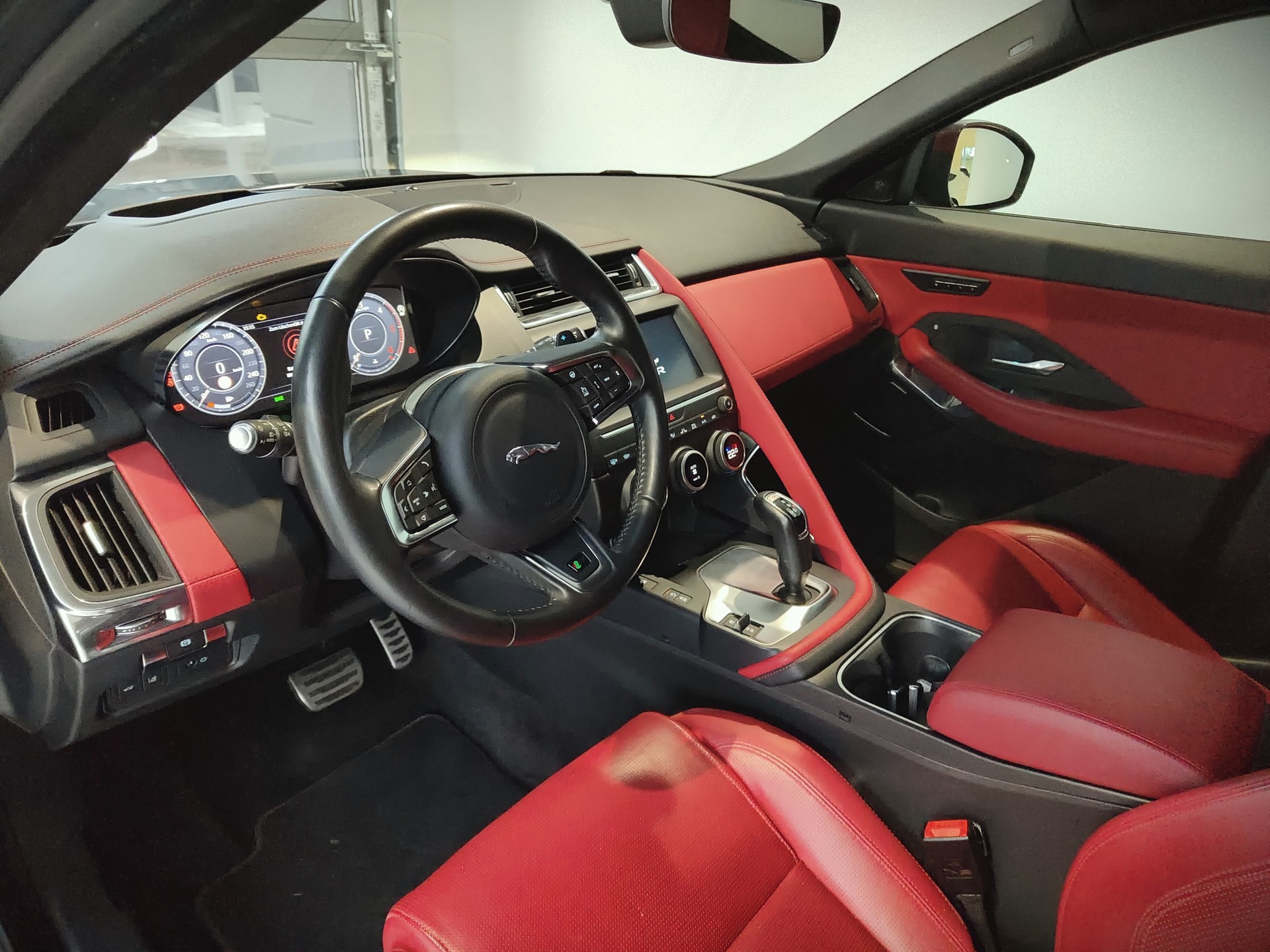 JAGUAR E-Pace 2.0d D240 R-Dynamic SE AWD Automatik-showroom-element-3