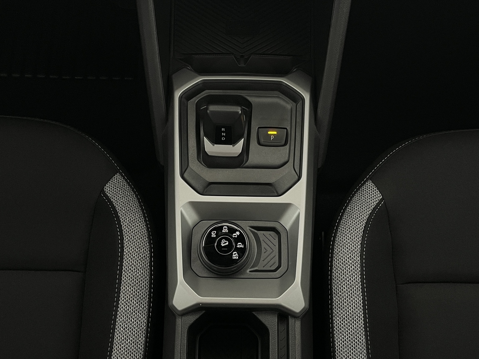 DACIA Duster 1.2 Hybrid Journey 4WD-image-13