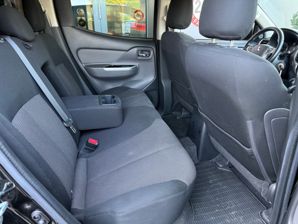 MITSUBISHI L 200 2.4 Style Double Cab-image-9