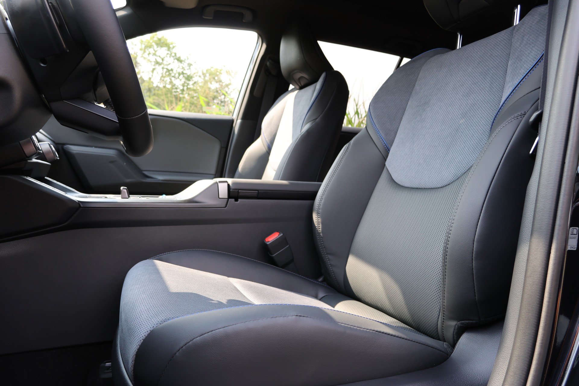 SUZUKI Across 2.5 Plug-in-Hybrid Compact Top E-CVT-image-10