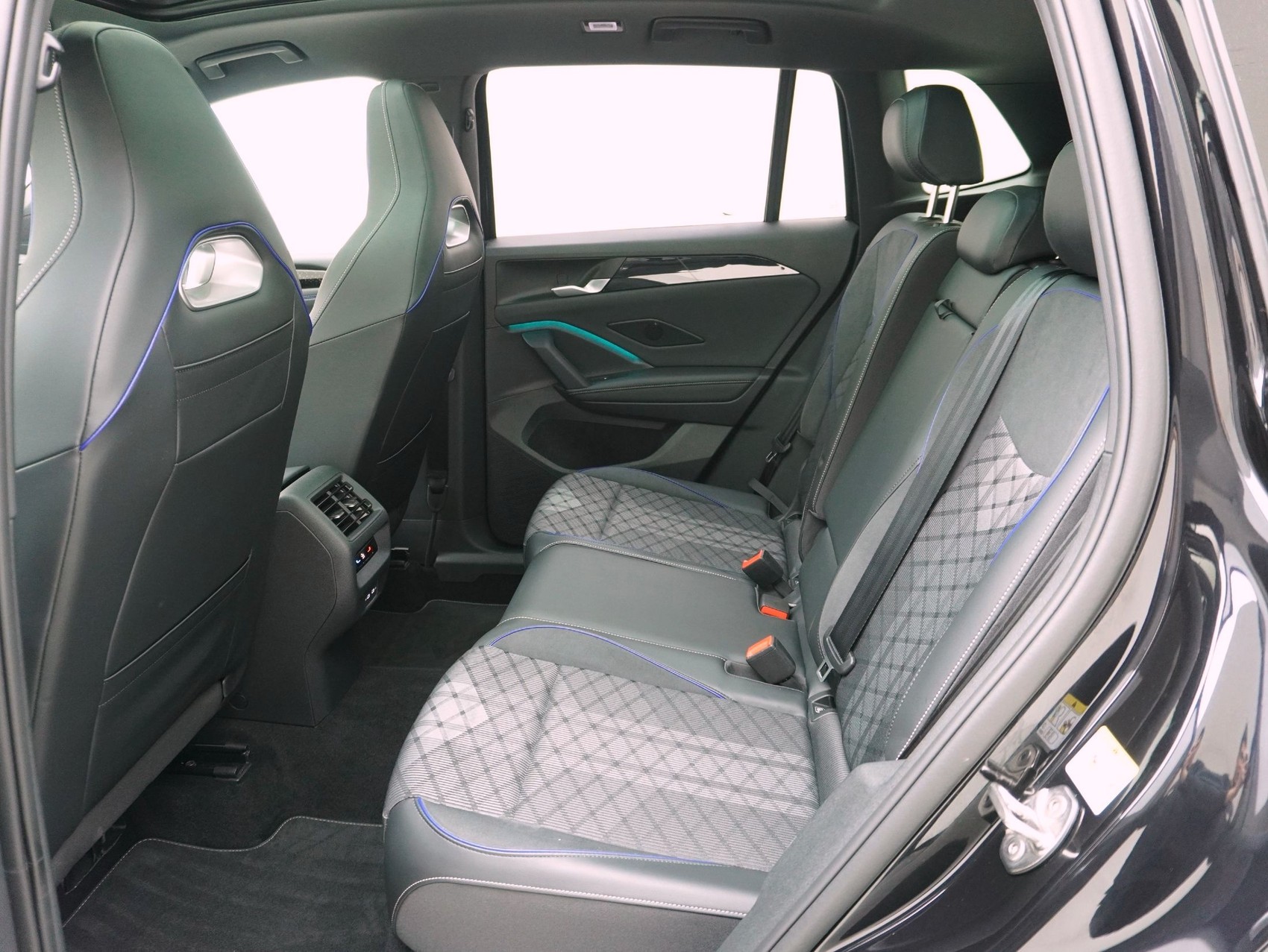 VW Tiguan 2.0 TSI DSG R-Line Black Style 4Motion (2025)-image-13