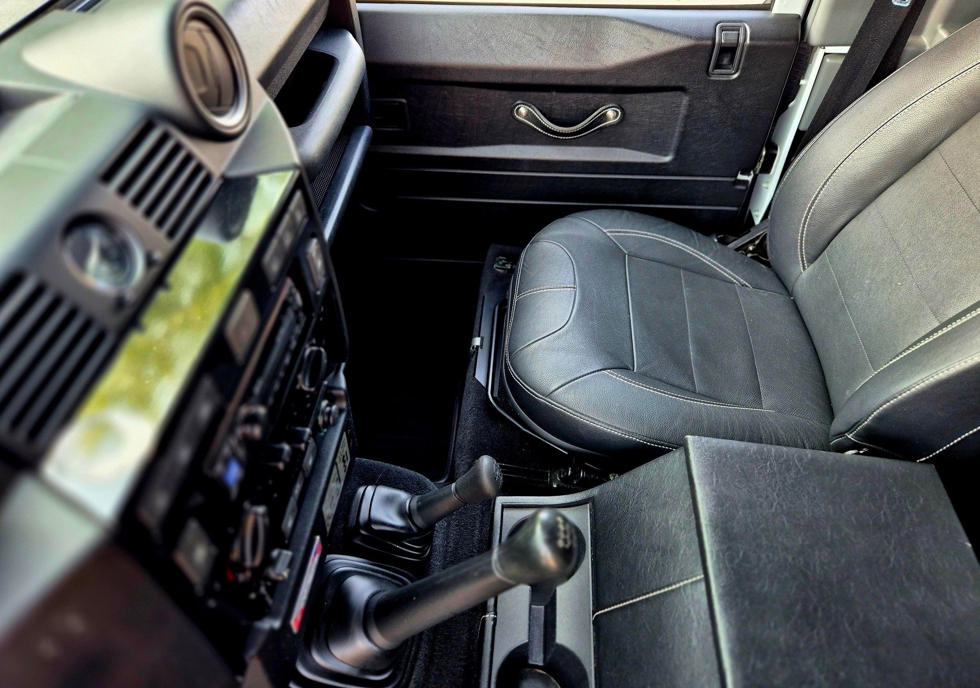 LAND ROVER Defender 90 2.2 TD4 Station Wagon SE-image-9