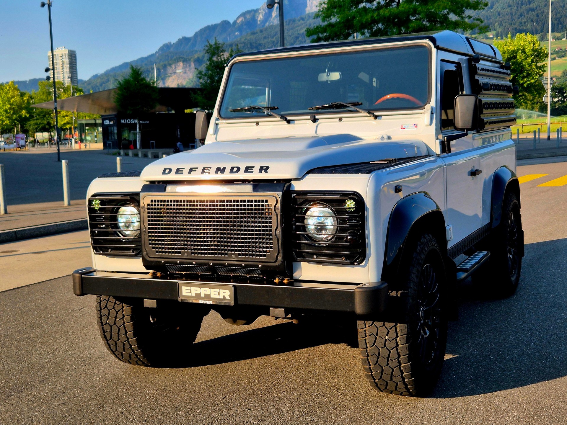 LAND ROVER Defender 90 2.2 TD4 Station Wagon SE-image-0