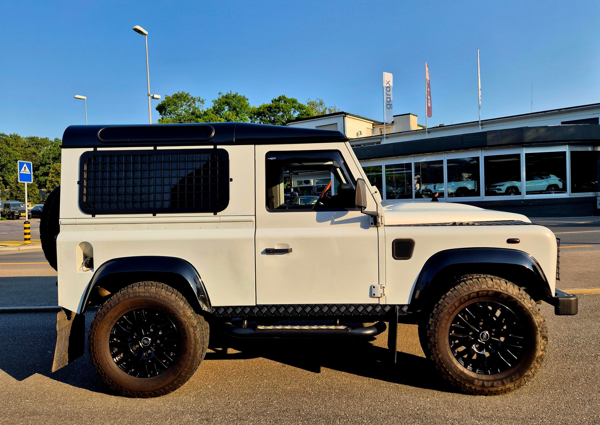 LAND ROVER Defender 90 2.2 TD4 Station Wagon SE-image-2