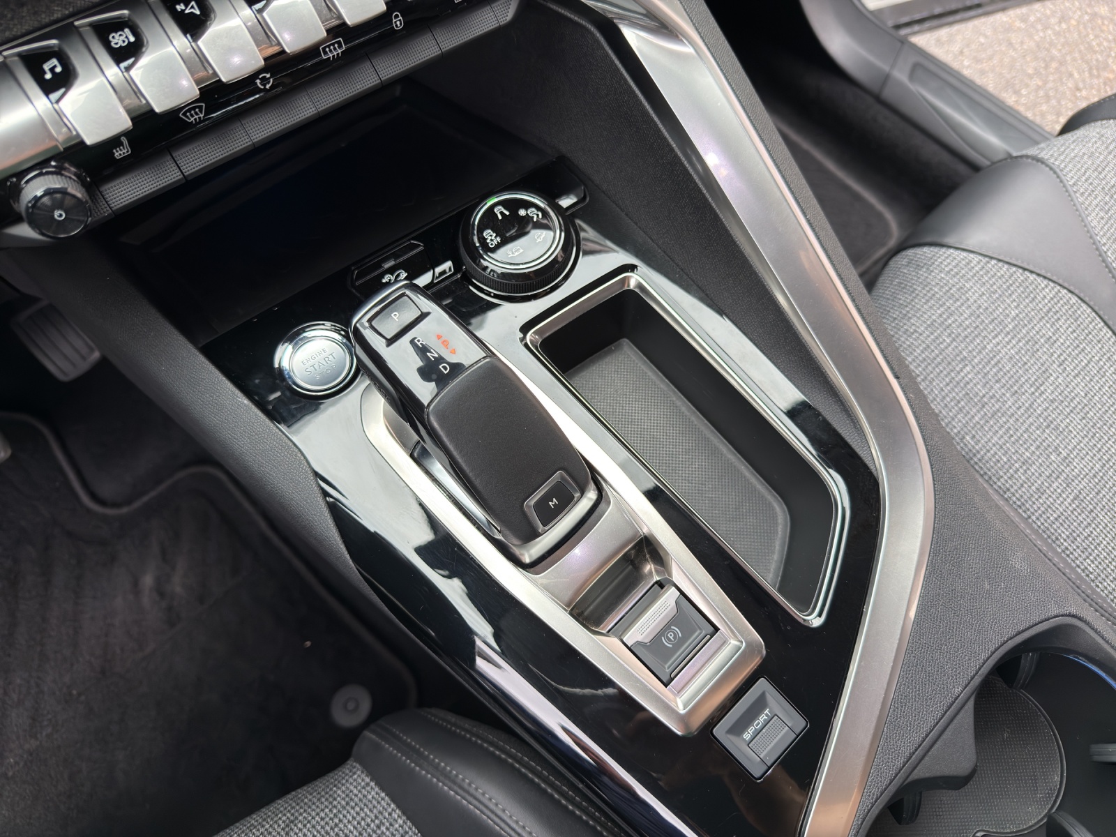 PEUGEOT 3008 1.2 PureTech Active EAT-image-24