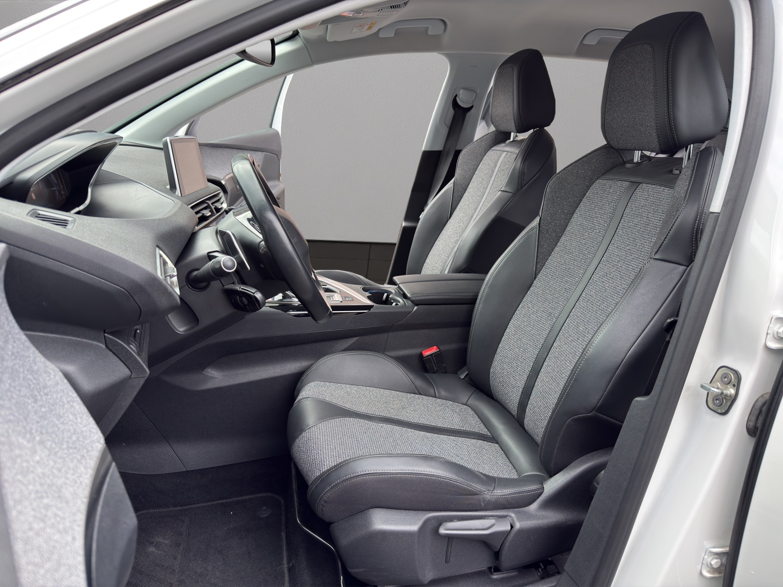 PEUGEOT 3008 1.2 PureTech Active EAT-image-8