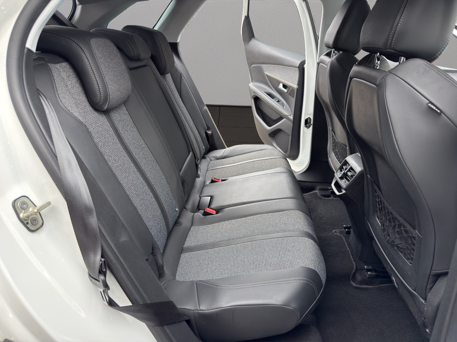 PEUGEOT 3008 1.2 PureTech Active EAT-image-17