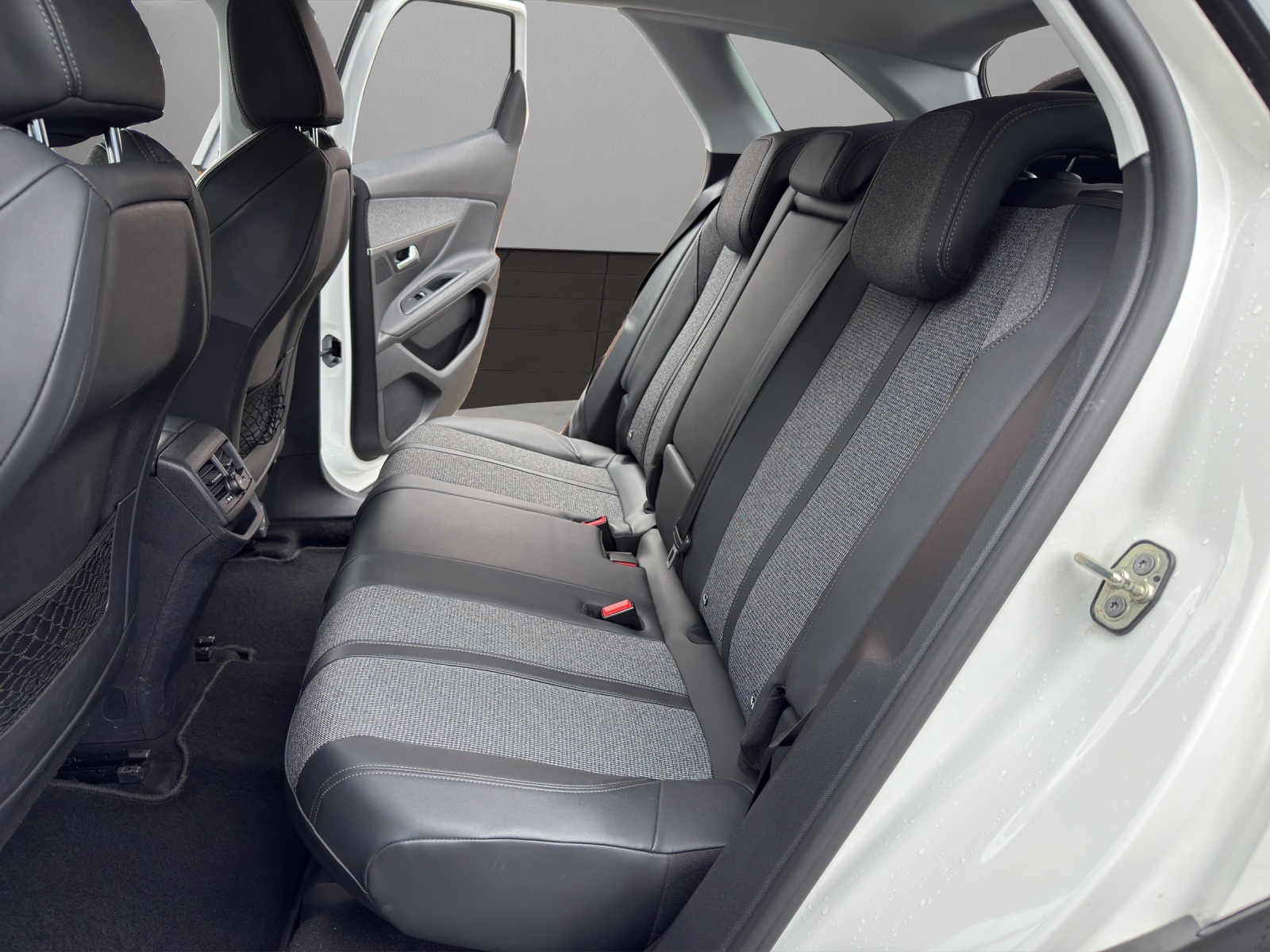 PEUGEOT 3008 1.2 PureTech Active EAT-image-12