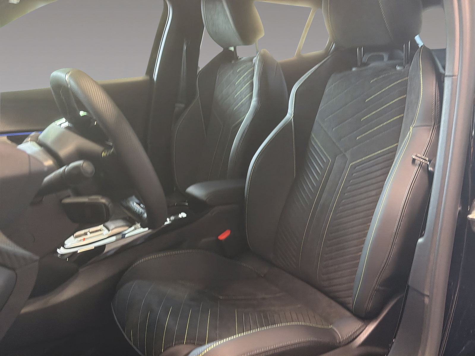 PEUGEOT 2008 1.2 Hybrid 145 GT-image-6