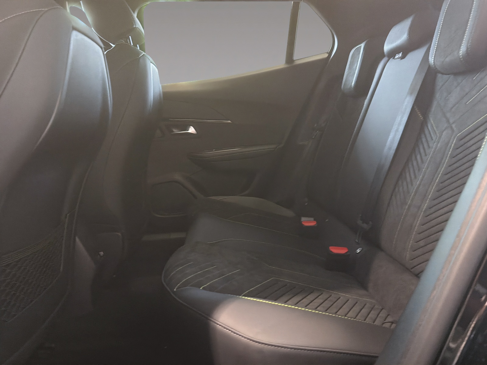 PEUGEOT 2008 1.2 Hybrid 145 GT-image-17