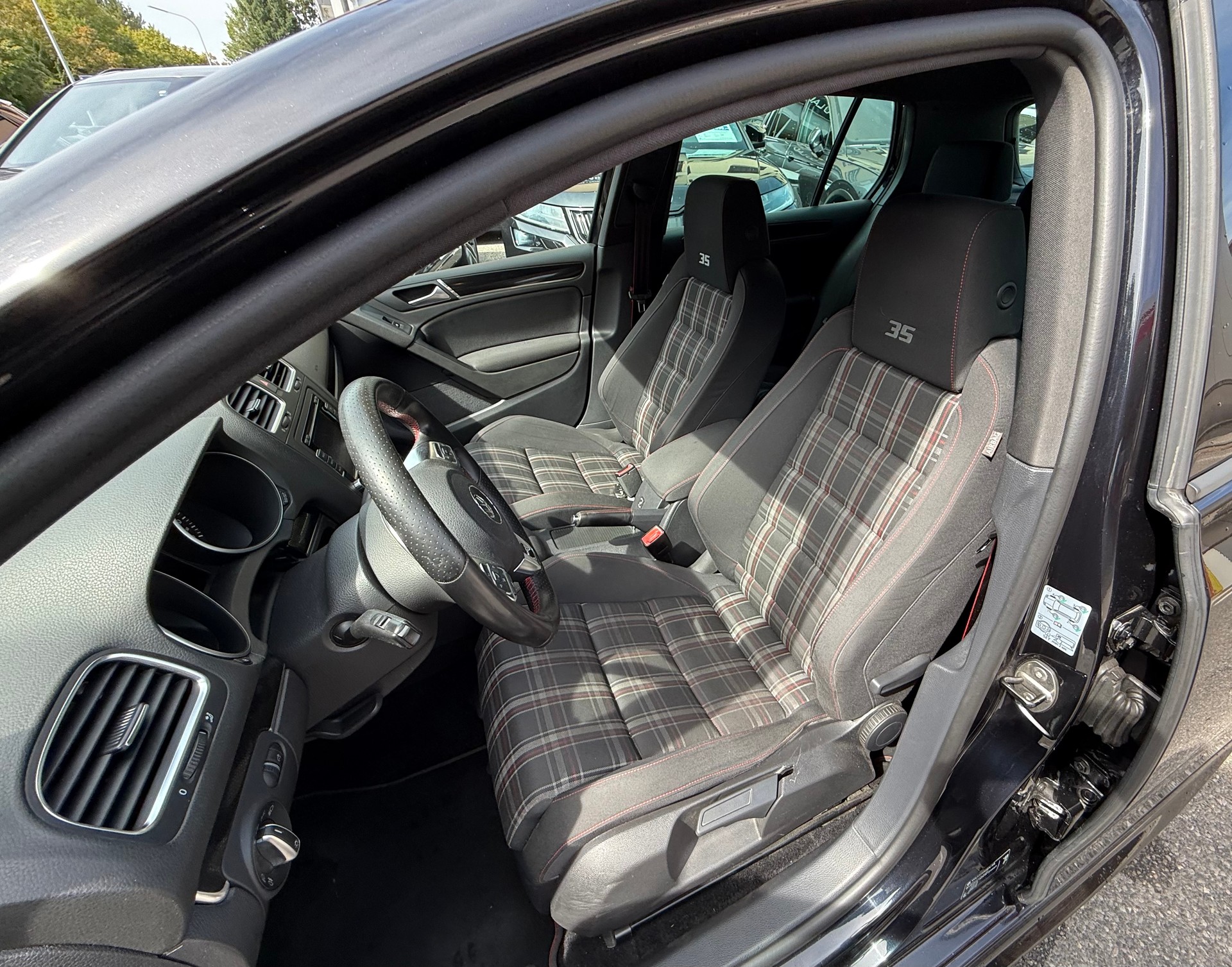 VW Golf 2.0 TSI GTI Edition 35-image-14