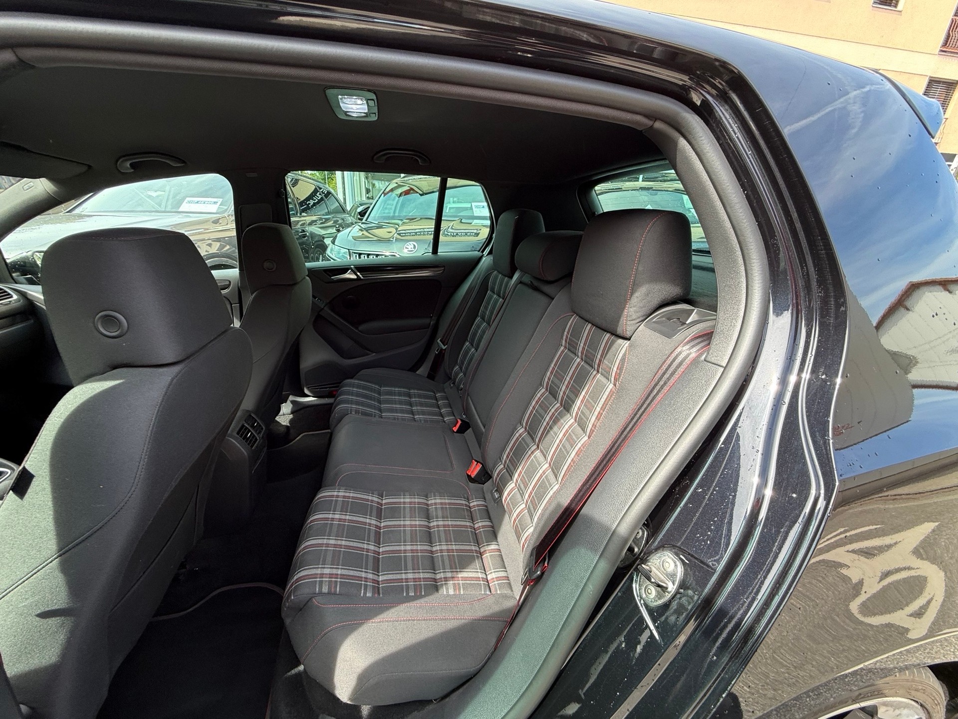 VW Golf 2.0 TSI GTI Edition 35-image-15