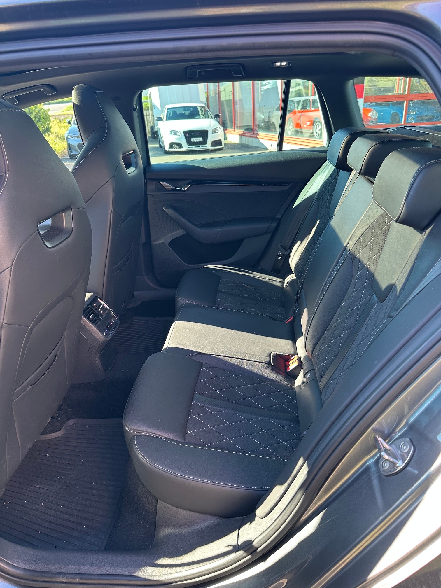 SKODA Octavia Combi 2.0 TSI DSG RS-image-8