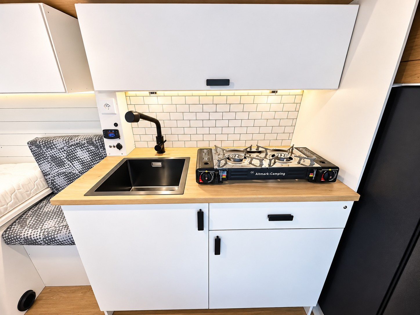FORD 2.4TDCi 140PS CAMPER *** NEUER AUSBAU*** völlig Autark-image-13