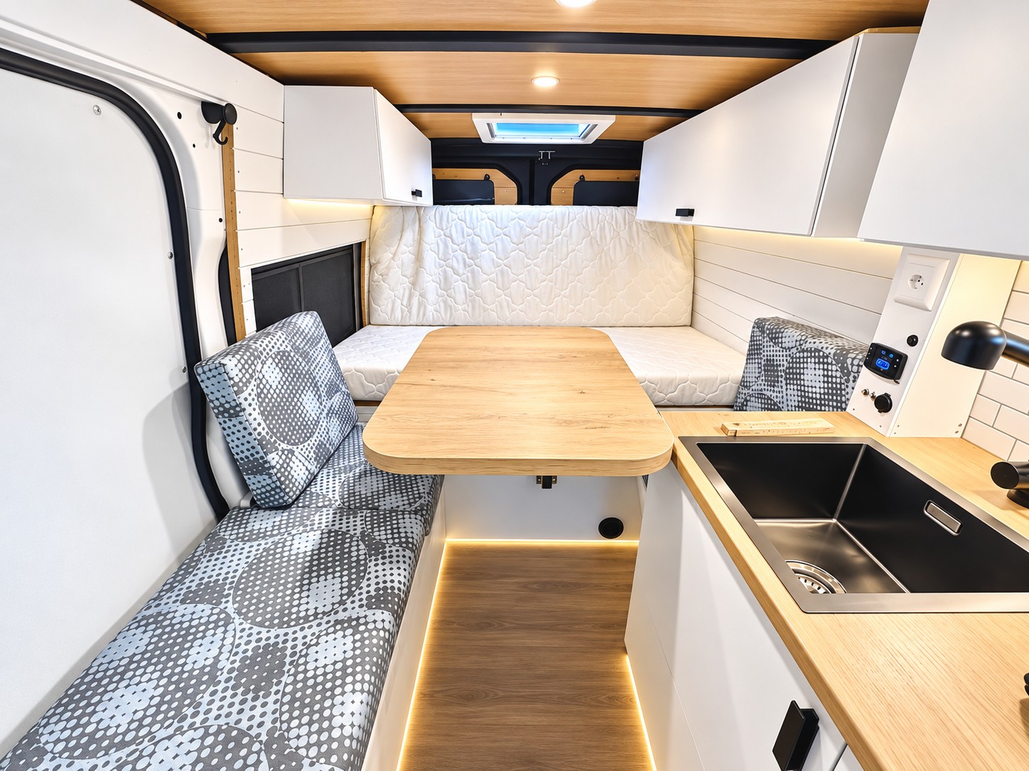 FORD 2.4TDCi 140PS CAMPER *** NEUER AUSBAU*** völlig Autark-image-7
