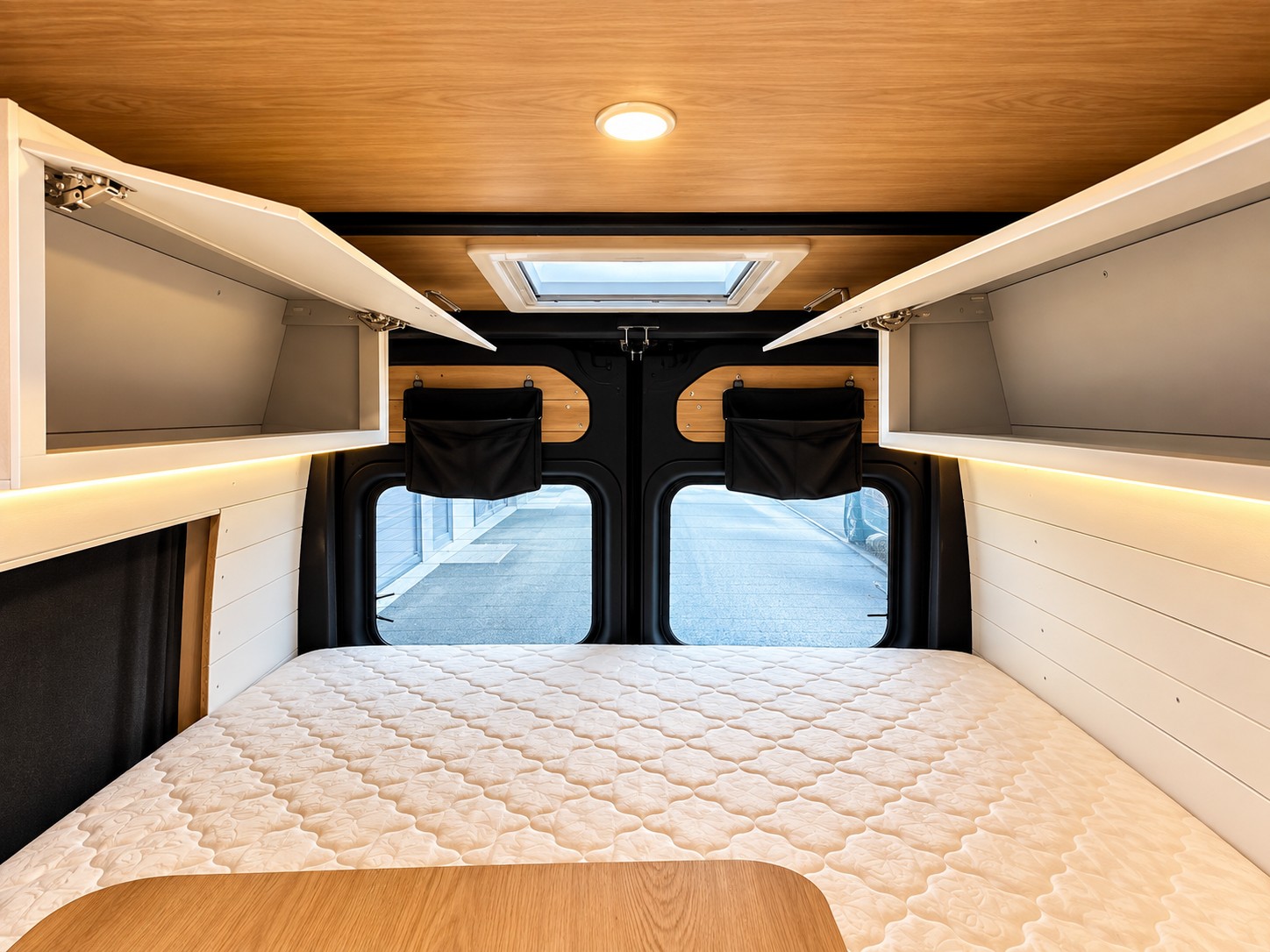 FORD 2.4TDCi 140PS CAMPER *** NEUER AUSBAU*** völlig Autark-image-11