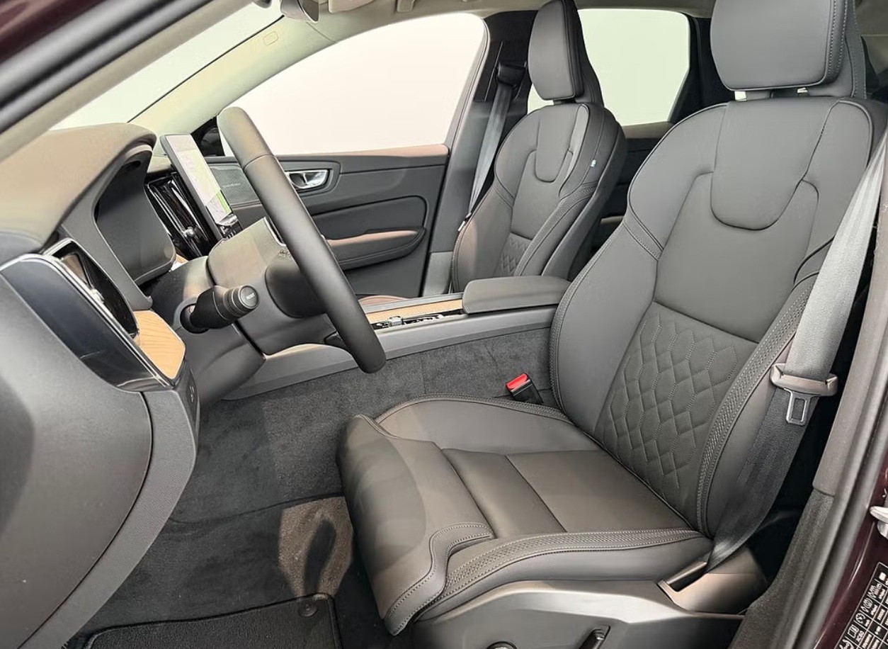 VOLVO XC60 T6 eAWD PluginHybrid Plus Dark Geartronic-image-4