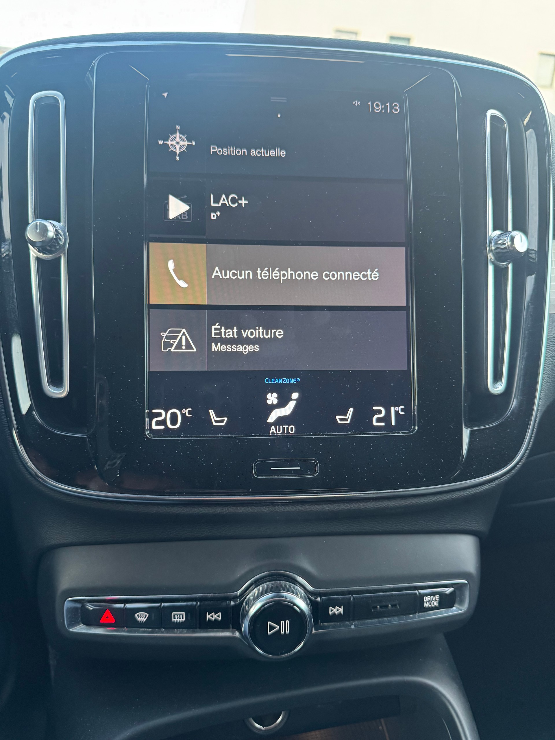 VOLVO XC40 D3 AWD Momentum Geartronic-image-3
