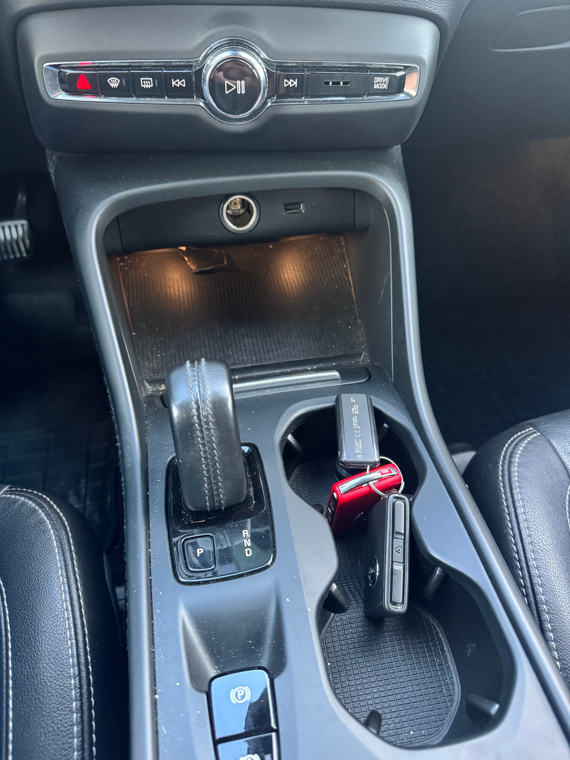 VOLVO XC40 D3 AWD Momentum Geartronic-image-4