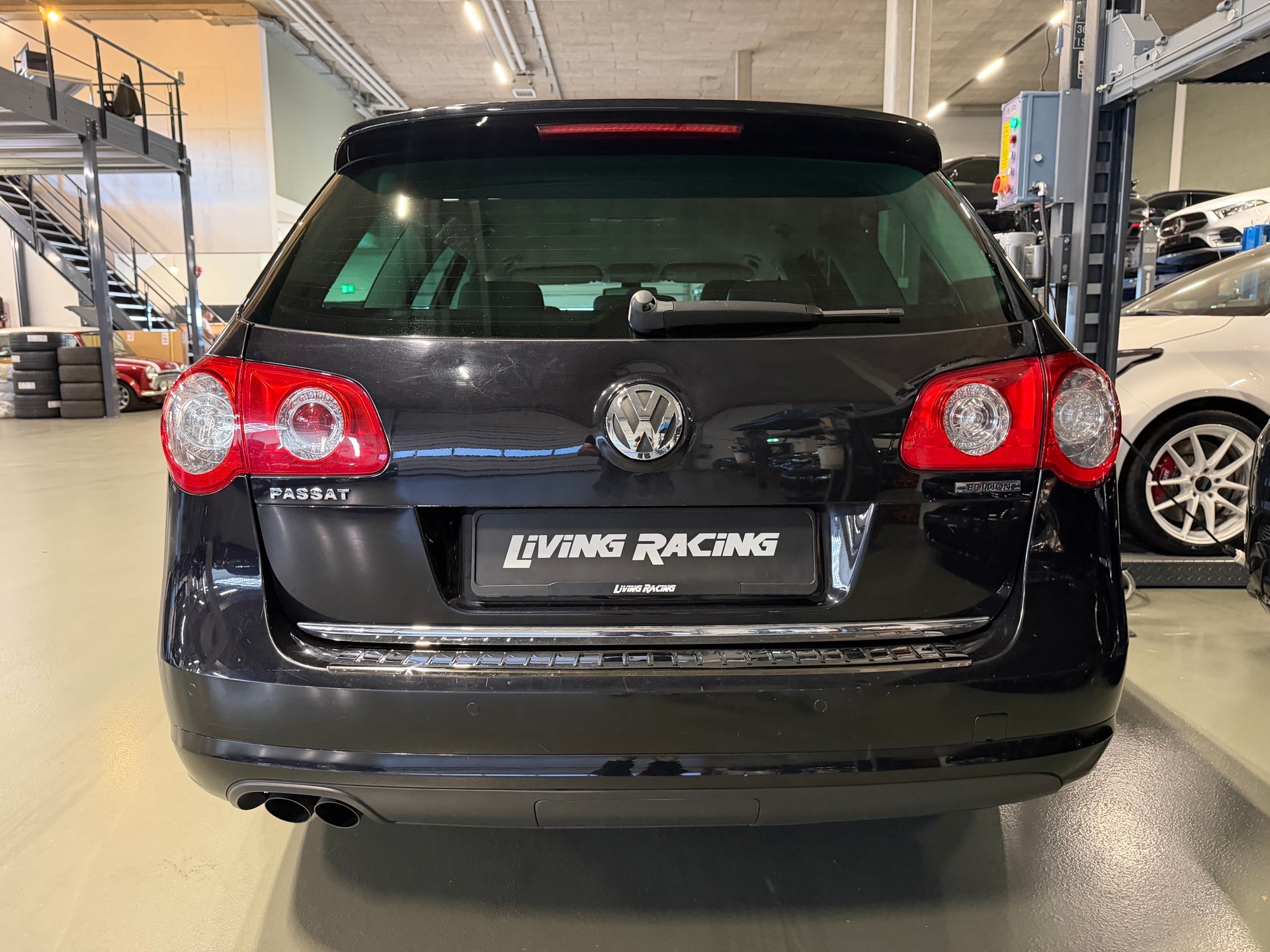 VW Passat Variant 2.0 TDI R-Line 4Motion-image-3