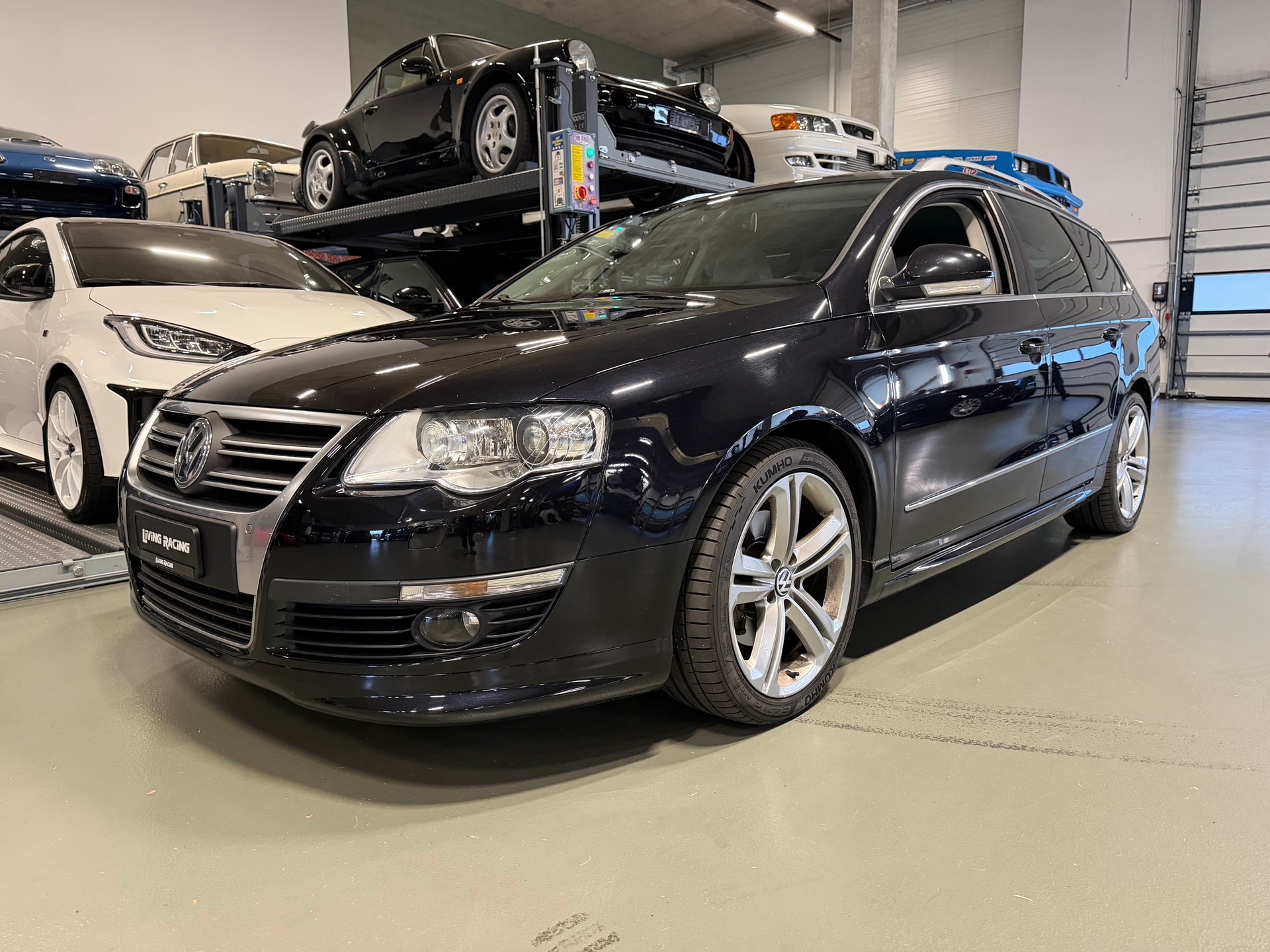VW Passat Variant 2.0 TDI R-Line 4Motion-image-1