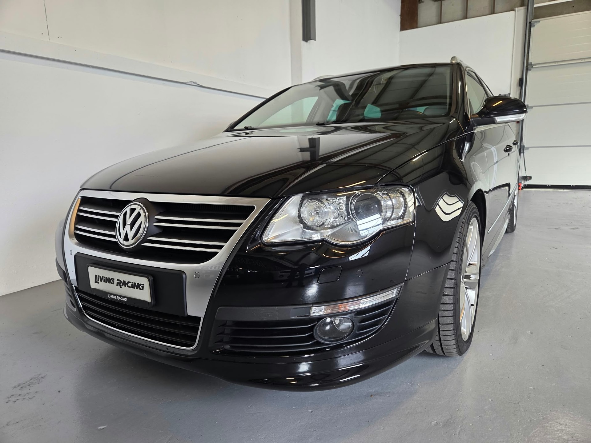 VW Passat Variant 2.0 TDI R-Line 4Motion *Stock Valais*-image-1