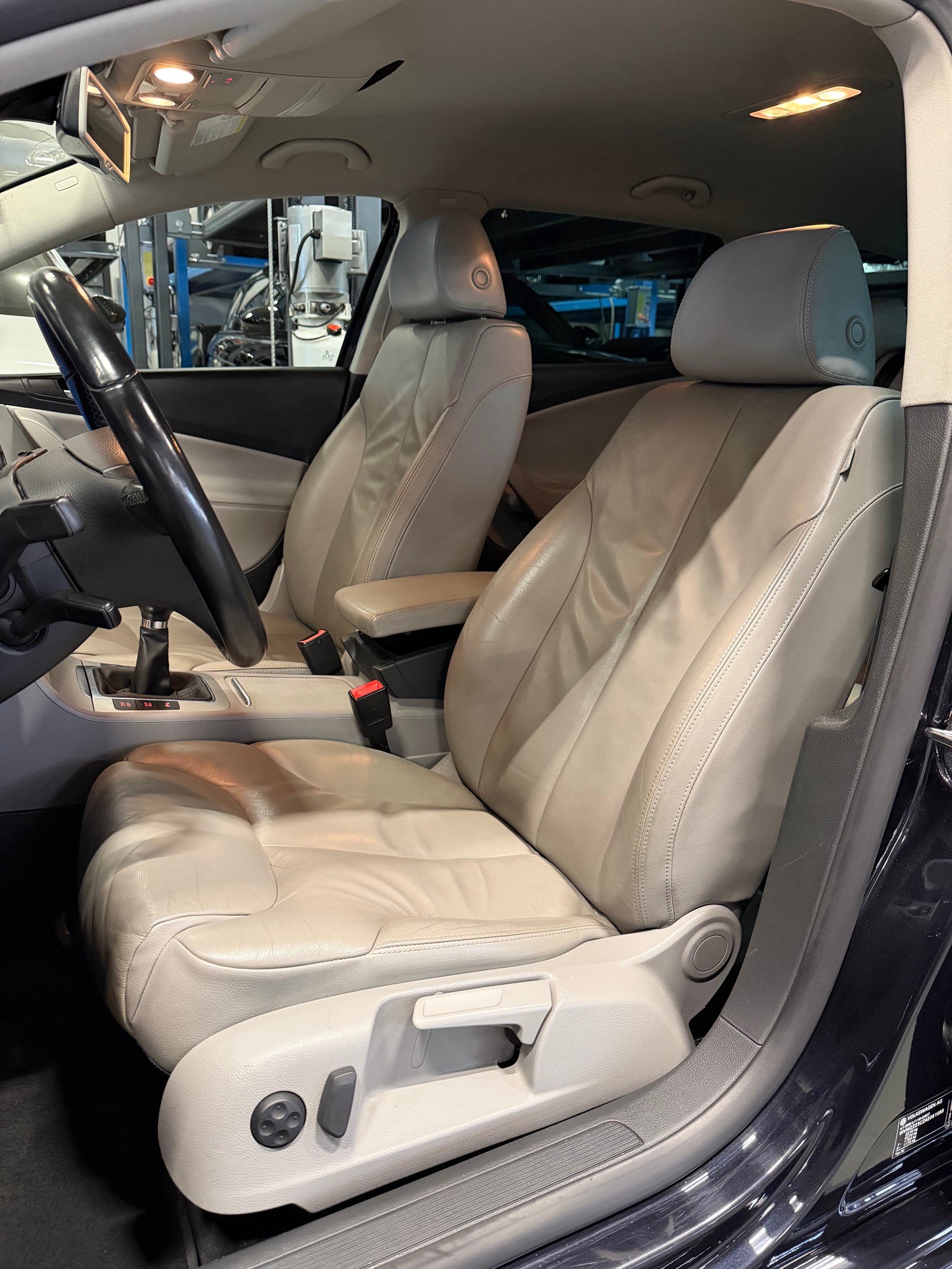 VW Passat Variant 2.0 TDI R-Line 4Motion-image-7