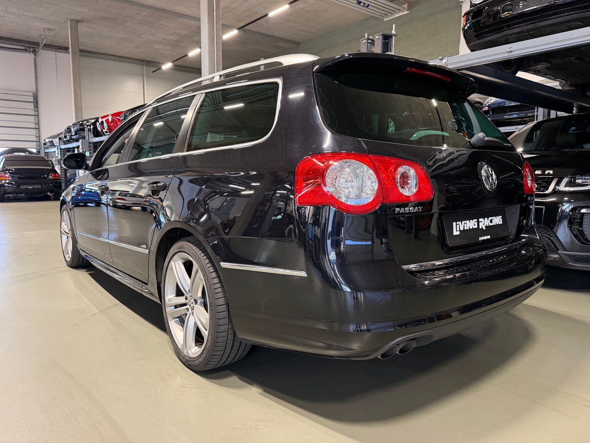 VW Passat Variant 2.0 TDI R-Line 4Motion-image-2