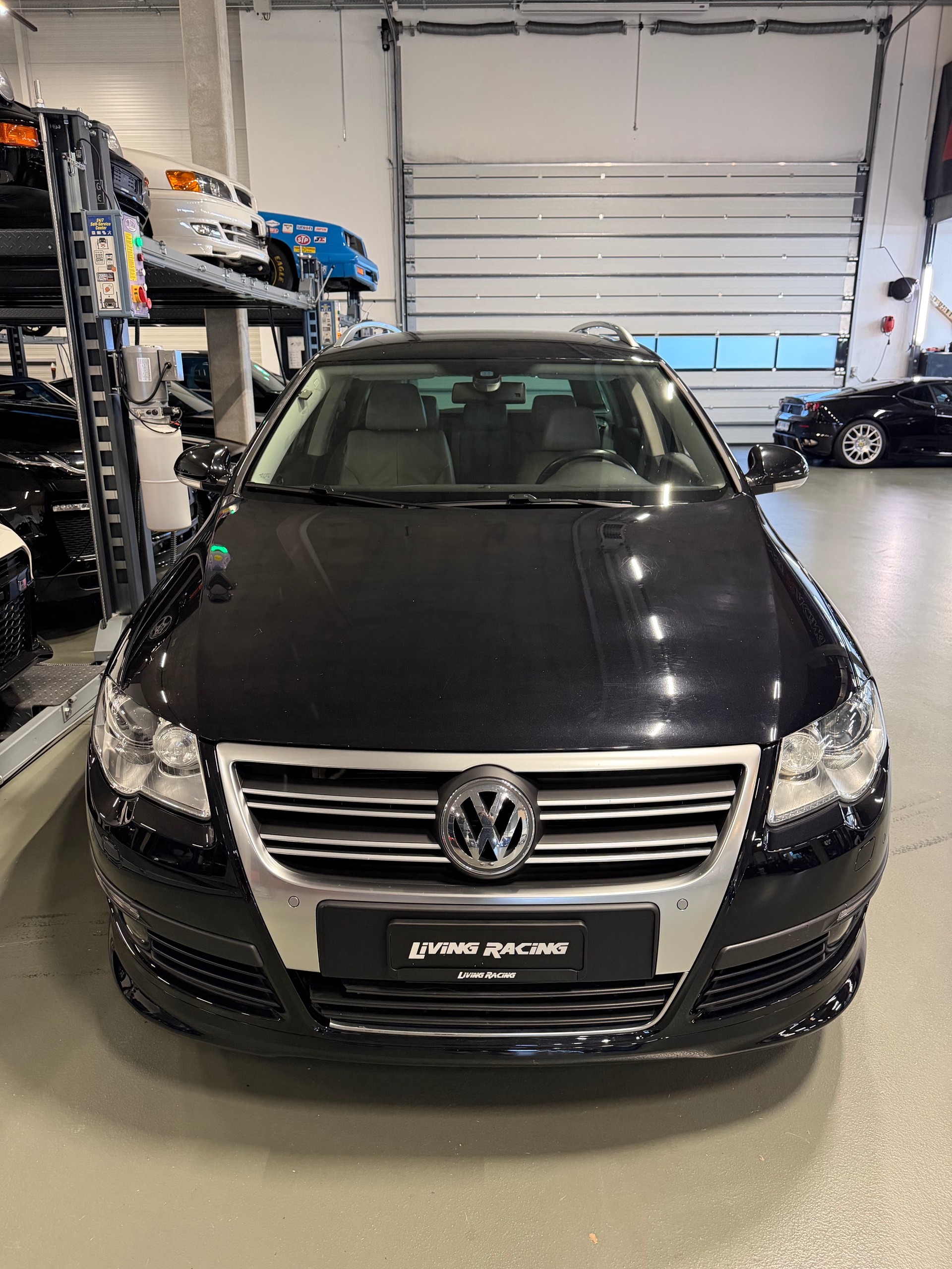 VW Passat Variant 2.0 TDI R-Line 4Motion-image-4