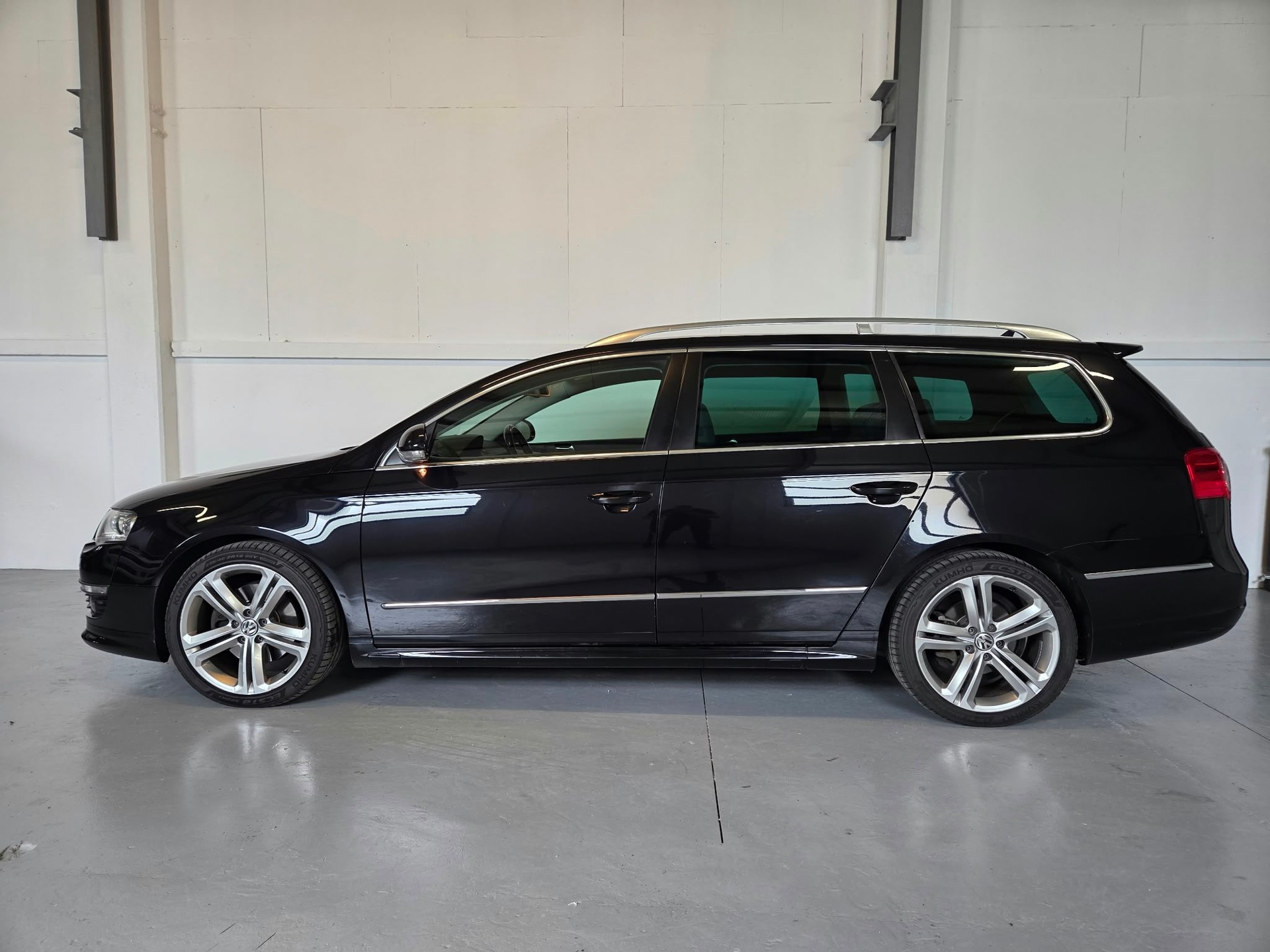 VW Passat Variant 2.0 TDI R-Line 4Motion *Stock Valais*-image-0