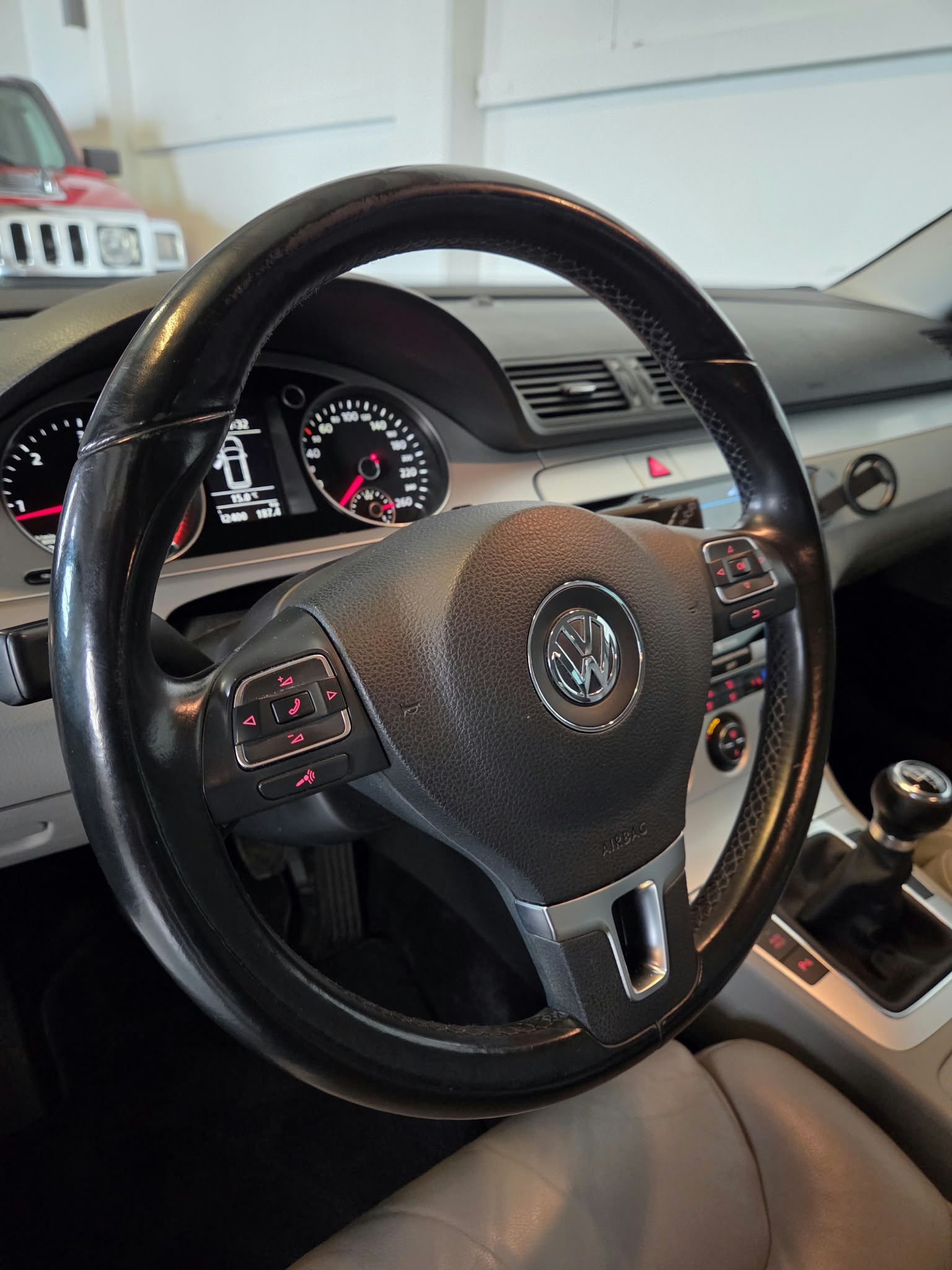 VW Passat Variant 2.0 TDI R-Line 4Motion *Stock Valais*-image-6