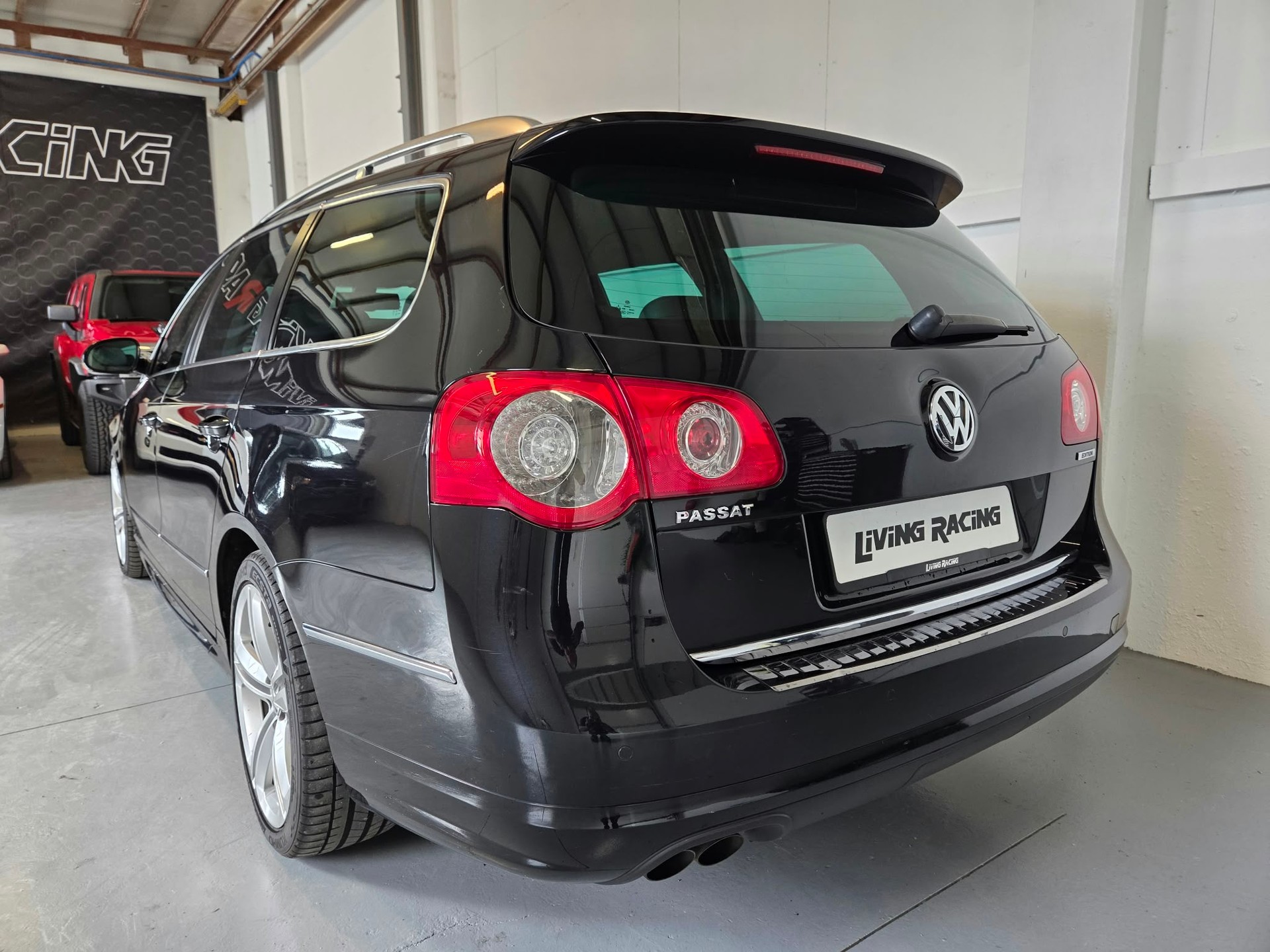 VW Passat Variant 2.0 TDI R-Line 4Motion *Stock Valais*-image-2